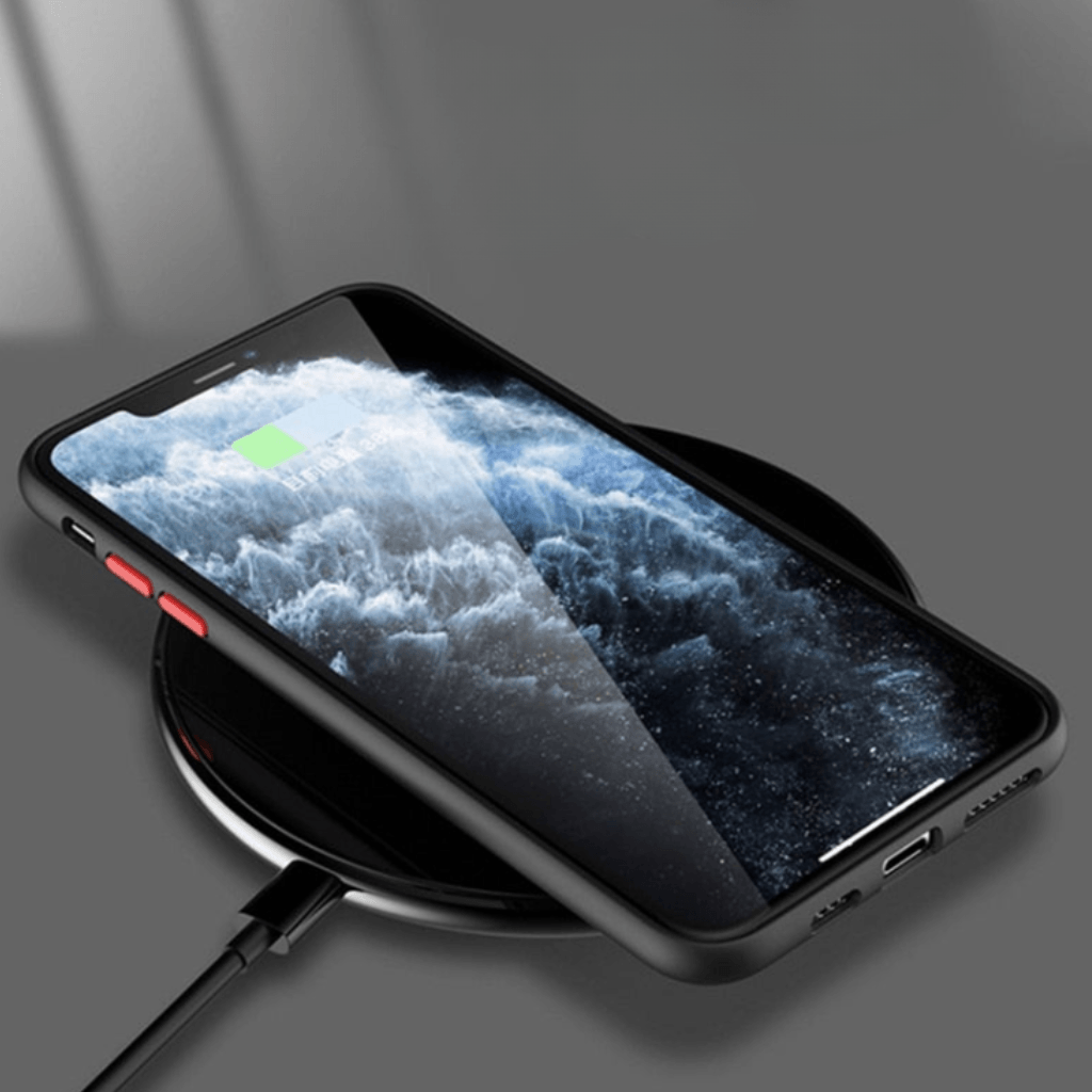 Coque magnétique noire pour iPhone avec boutons rouges, compatible charge sans fil MagSafe. - Wiqeo