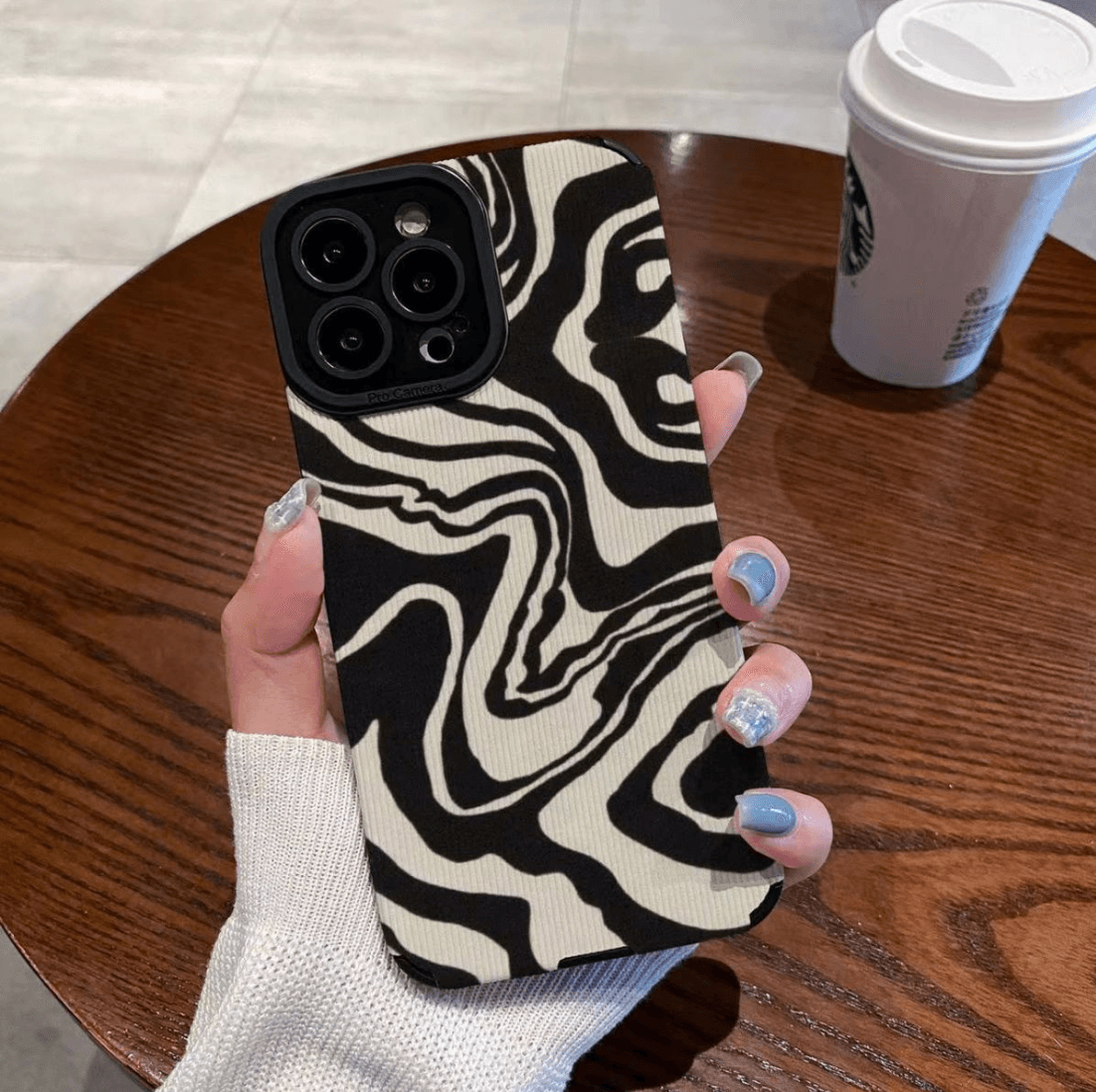 Coque à Rayures Zébrées pour iPhone 16 Pro Max - Coque Wiqeo 10€-15€, Coque, iPhone 16 Pro Max, Silicone Wiqeo, Déstockeur de Coques Pour iPhone
