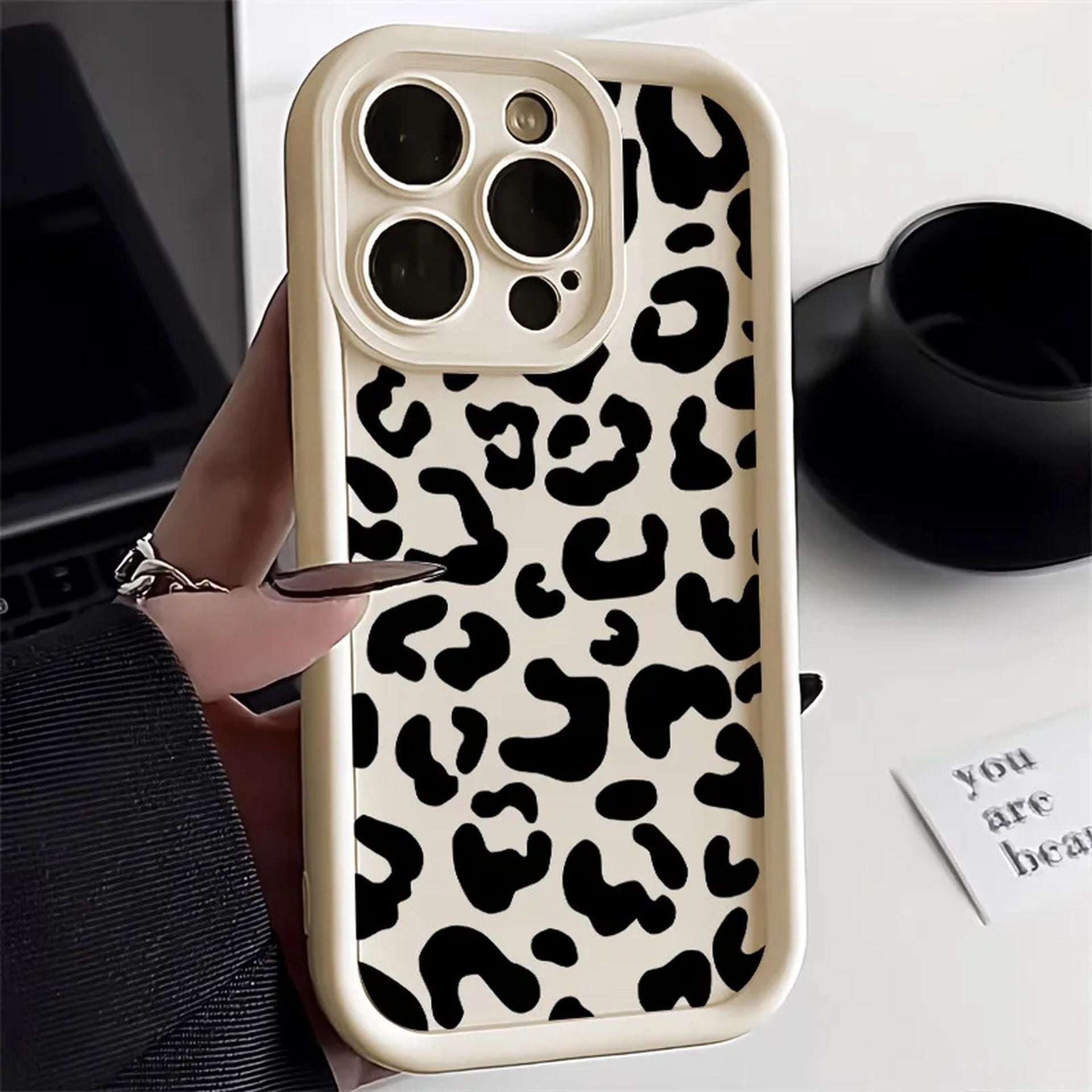Coque Léopard Flexible Avec Protection Renforcée pour iPhone 16 Pro - Beige