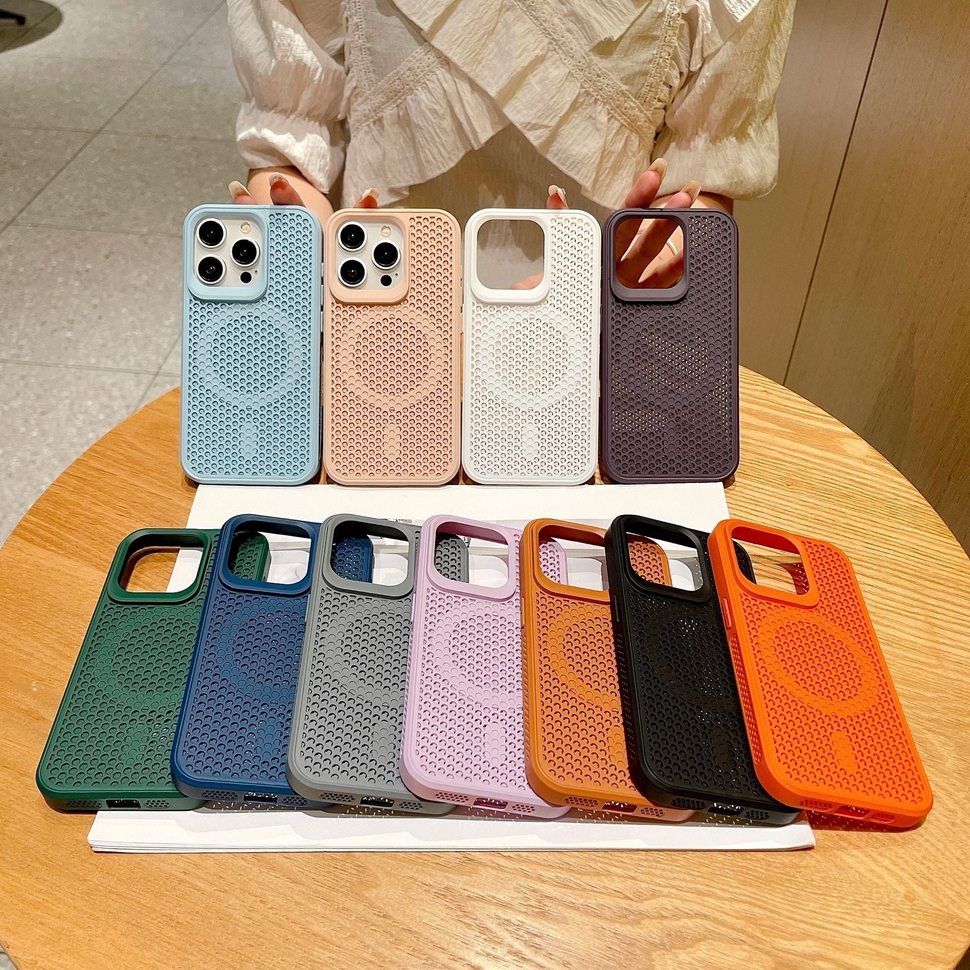 Coque magnétique respirante avec design en maille pour iPhone 15