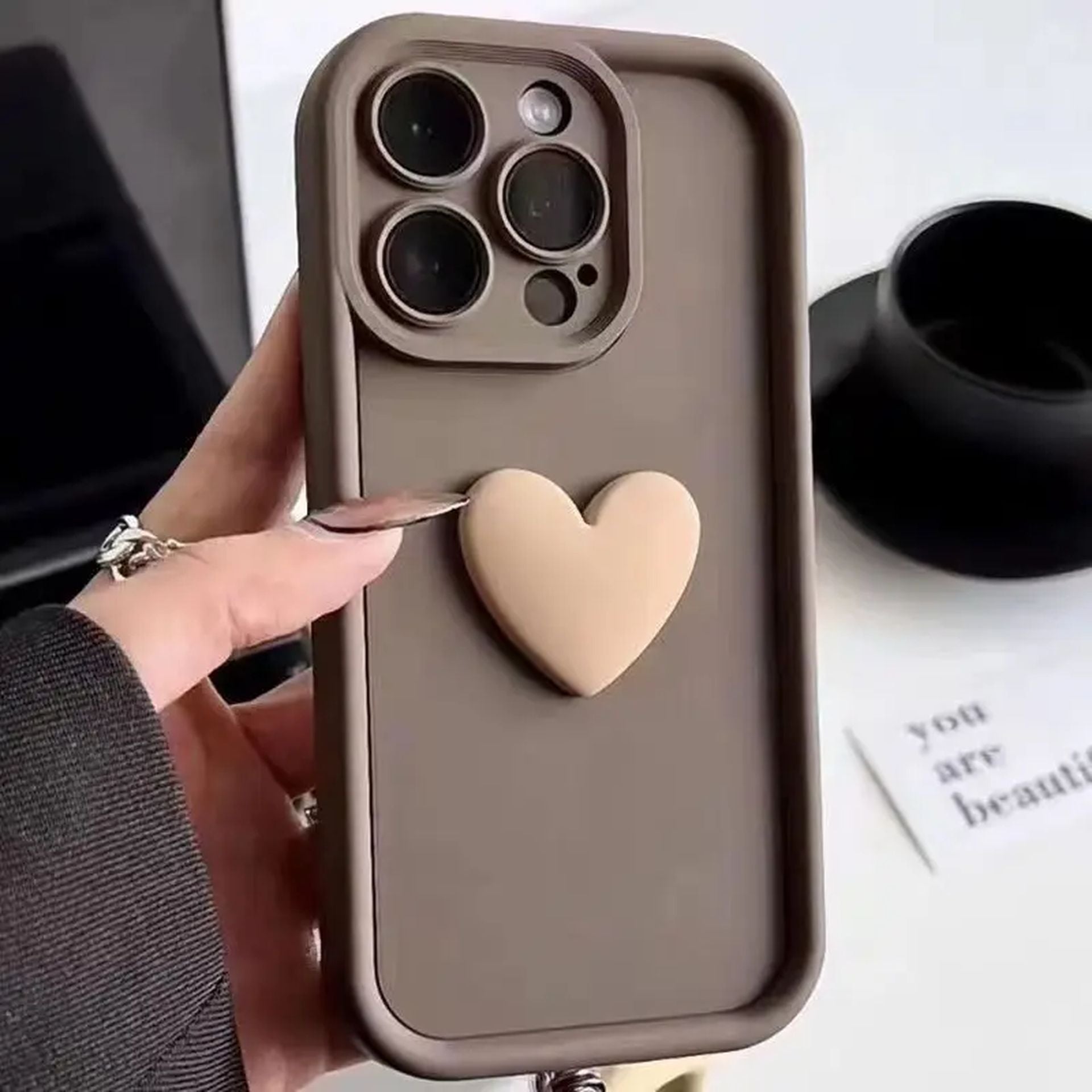 Coque Silhouette Douce Avec Cœur 3D Antichoc pour iPhone 16 Pro
