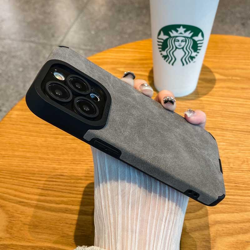 Coque souple aspect cuir gris pour iPhone 15 avec bords noirs et découpe caméra renforcée. - Wiqeo