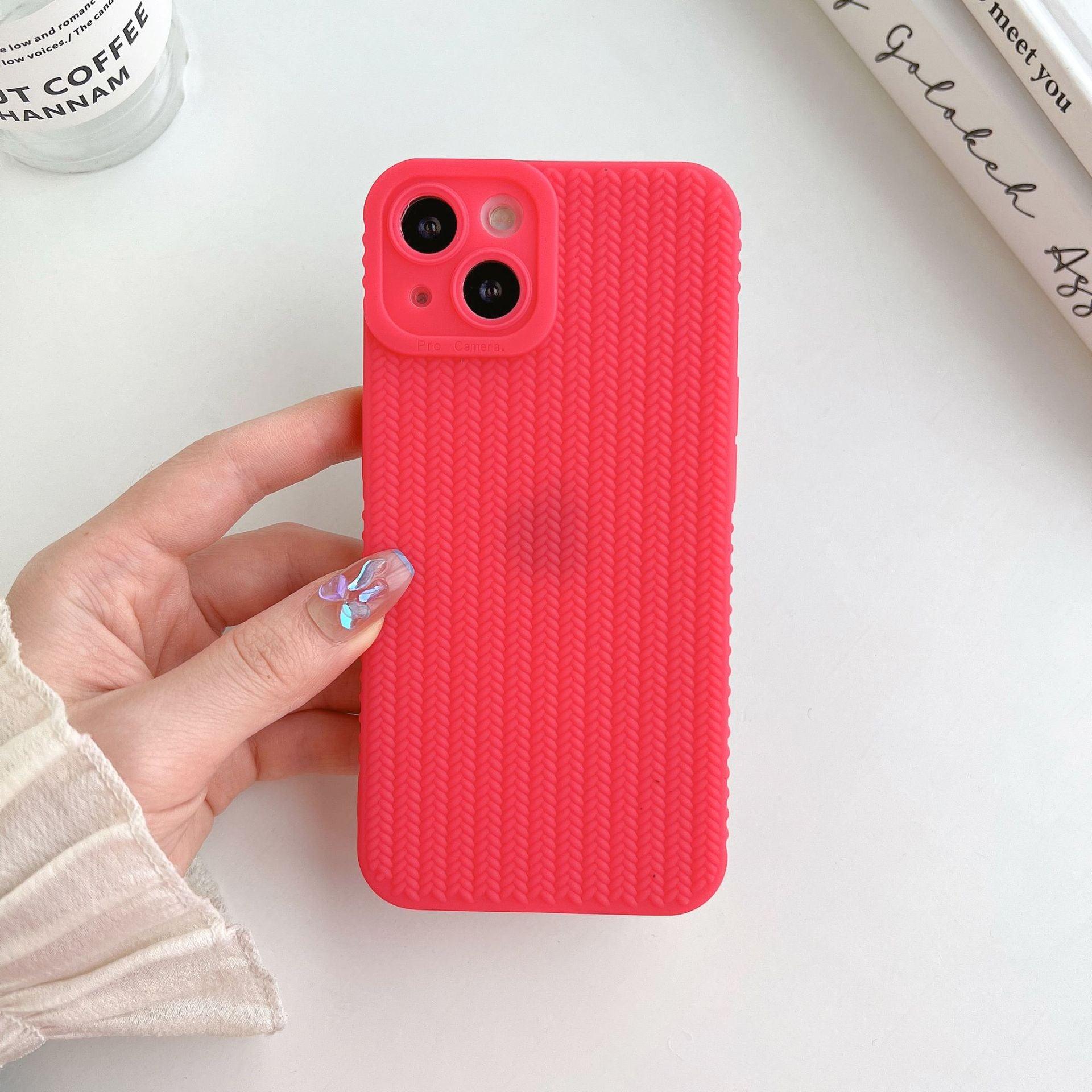 Coque rouge tissée pour iPhone 12 Pro avec texture minimale et boutons recouverts. - Wiqeo