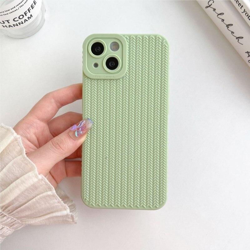 Coque vert clair tissée pour iPhone 15 avec texture minimaliste et finition matte. - Wiqeo