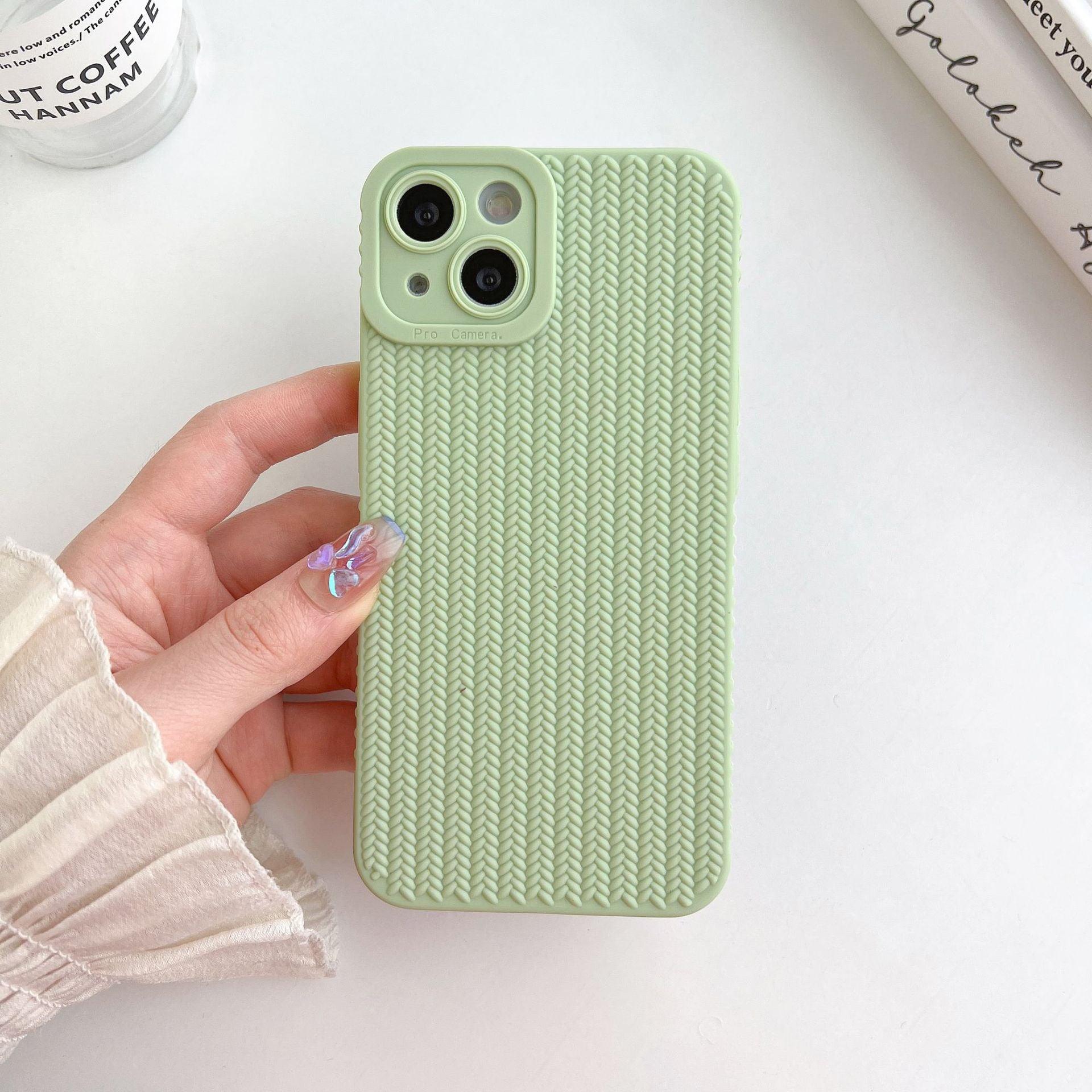 Coque iPhone 15 vert clair à texture tissée et finition mate minimaliste. - Wiqeo