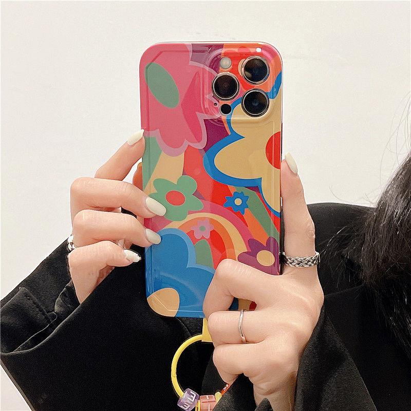Coque iPhone 15 Plus transparente avec motifs graffiti floraux colorés et porte-clés jaune rond. - Wiqeo