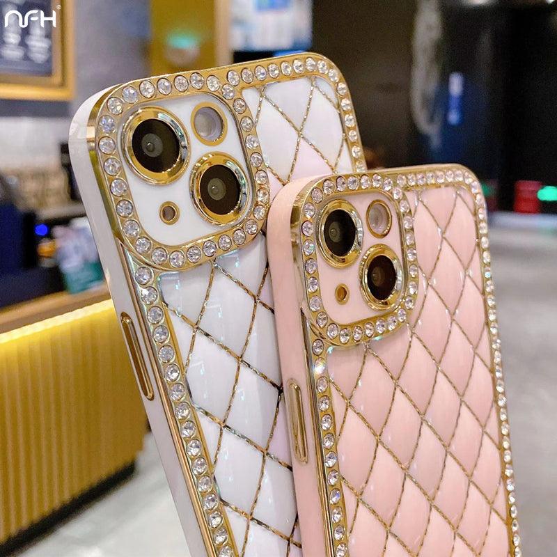 Coque iPhone 12 Pro rose clair matelassée avec cadre doré orné de strass scintillants. - Wiqeo
