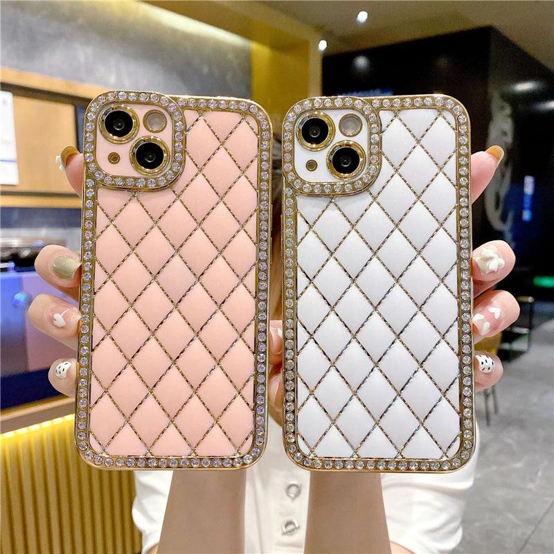 Coque luxe rose clair matelassée avec cadre doré pour iPhone 12 Pro à gauche, coque blanche matelassée avec cadre doré à. - Wiqeo