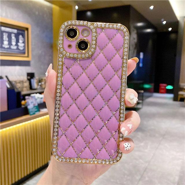 Coque iPhone 12 Pro rose matelassée avec cadre doré incrusté de strass brillants. - Wiqeo