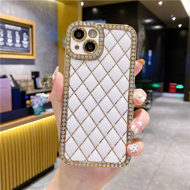 Coque iPhone 12 Pro blanche avec cadre doré et motifs losanges sertis de strass brillants. - Wiqeo