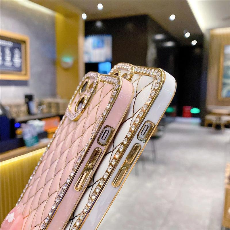 Coque luxe rose clair matelassée avec cadre doré et strass pour iPhone 12 Pro Max, détail anneau doré décoratif. - Wiqeo