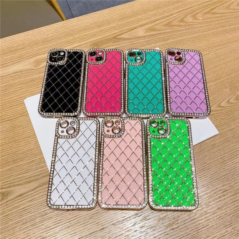 Coques luxe iPhone 13 Pro Max avec cadre en métal et motif losanges en noir, rose clair, rose, blanc, vert et rouge. - Wiqeo