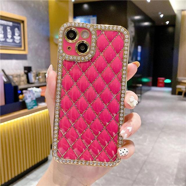 Coque iPhone 14 Plus luxe rose matelassé avec cadre doré et strass scintillants. - Wiqeo