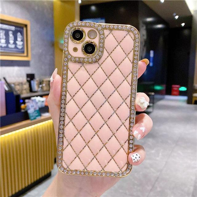 Coque iPhone 15 Plus rose clair matelassée avec cadre doré orné de strass scintillants. - Wiqeo