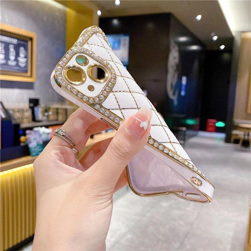 Coque pour iPhone 15 Pro Max blanche avec motif matelassé et bordure dorée cloutée de strass. - Wiqeo