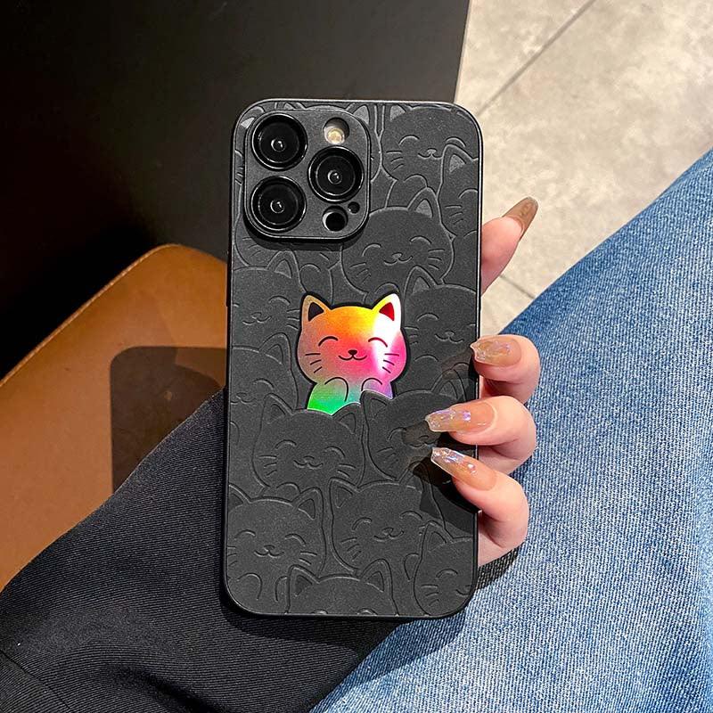 Coque iPhone 12 Pro noire en cuir avec motif floral en relief et chat multicolore stylisé au centre. - Wiqeo