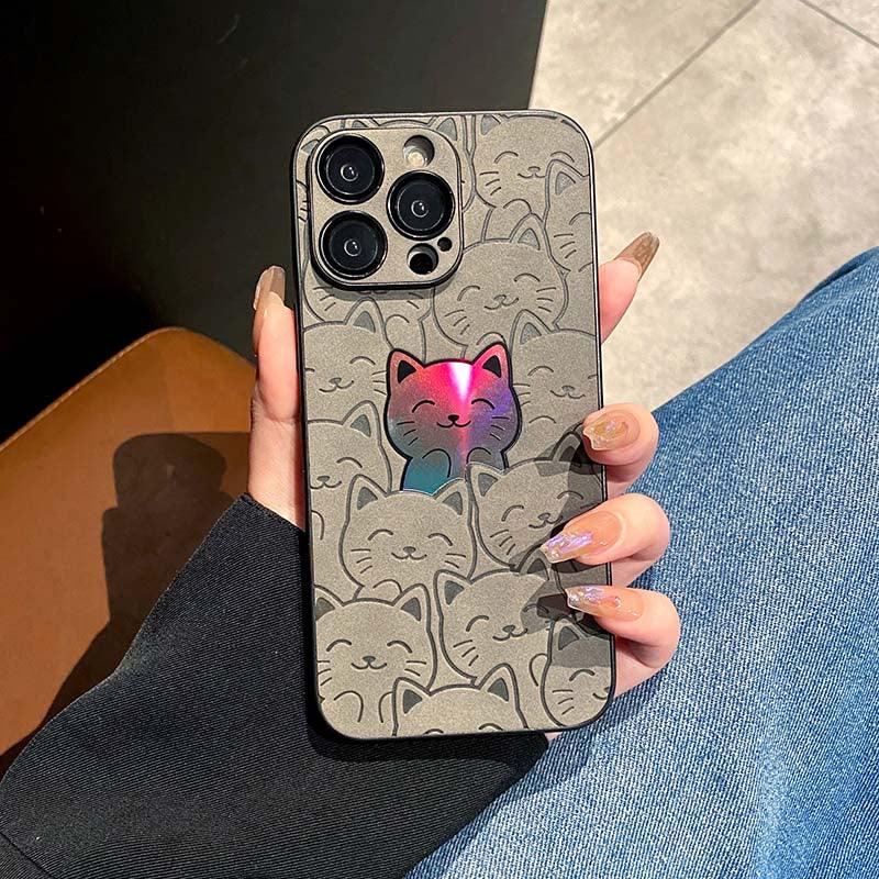 Coque iPhone 12 Pro en cuir noir avec motifs de chats gravés et chat coloré brillant au centre. - Wiqeo