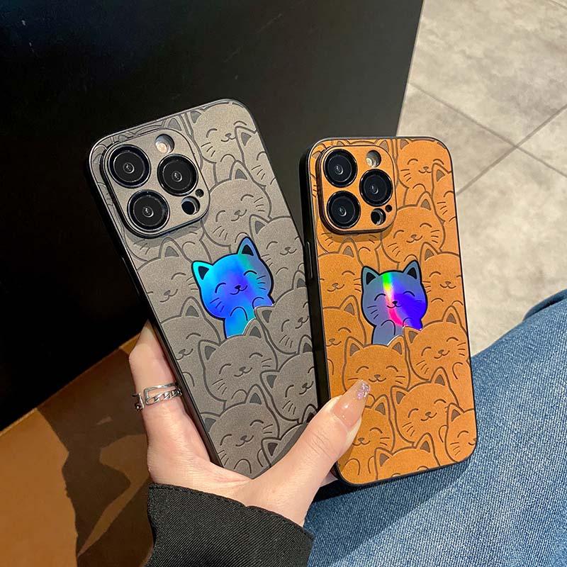 Coque iPhone 13 Pro Max effet cuir avec motifs de chats gravés, logo pomme irisé bleu et violet, versions gris et orange. - Wiqeo