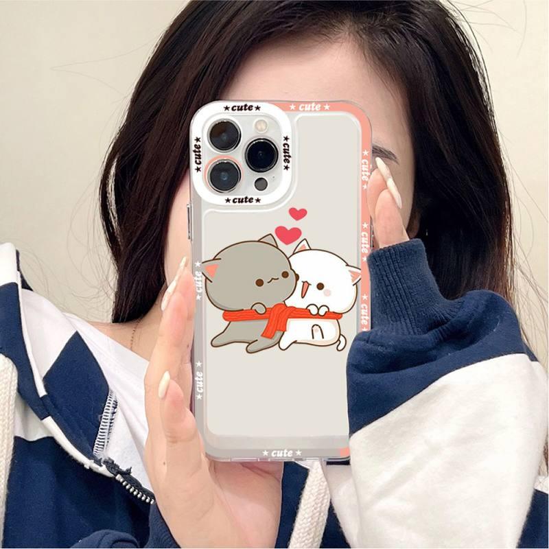 Coque iPhone 12 Pro transparente avec dessin animé de deux chats mignons collés avec un cœur rouge au-dessus. - Wiqeo