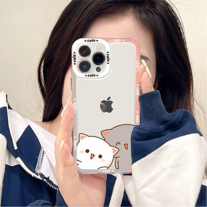 Coque iPhone 15 transparente avec dessins animés de deux chats mignons blancs et gris. - Wiqeo