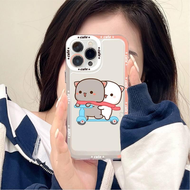 Coque iPhone 15 transparente avec illustration de chats animés sur trottinette bleue, contours roses. - Wiqeo