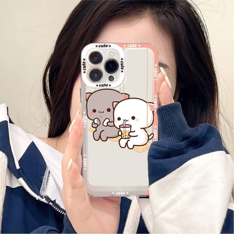 Coque iPhone 15 Plus transparente avec dessins animés de deux chats mignons tenant un verre de jus. - Wiqeo