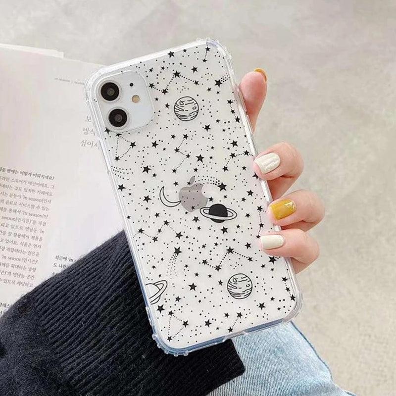 Coque iPhone 12 Pro transparente avec motifs constellation noirs et blancs et planètes dessinées. - Wiqeo