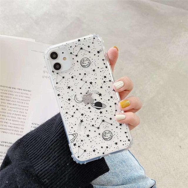 Coque transparente iPhone 15 Pro Max avec motifs constellation noirs et étoiles dispersées. - Wiqeo