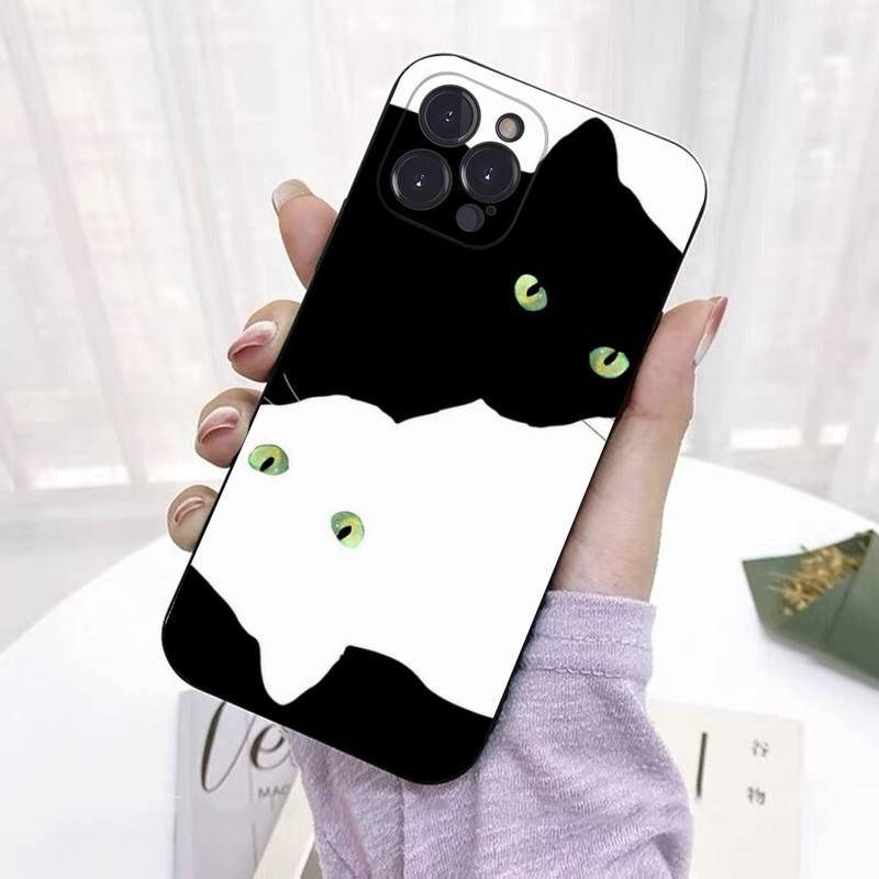 Coque iPhone 13 Pro Max noire avec dessin chat noir et chat blanc aux yeux verts. - Wiqeo