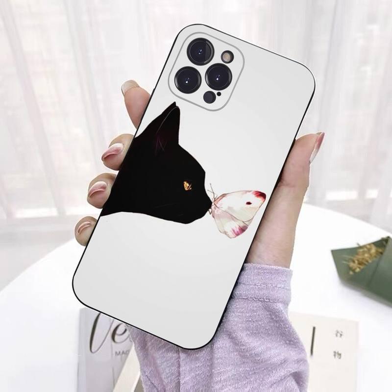 Coque iPhone 13 Pro Max blanche avec dessin silhouette noire de chat et poisson rouge minimaliste. - Wiqeo
