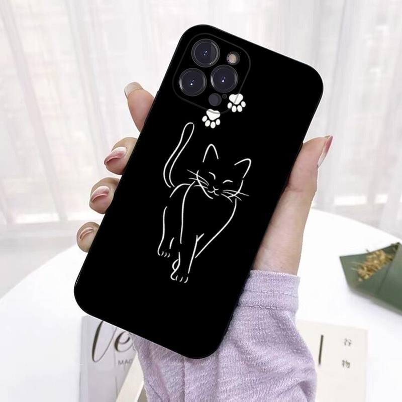 Coque noire pour iPhone 13 Pro Max avec dessin blanc de chat élégant et empreintes de pattes. - Wiqeo