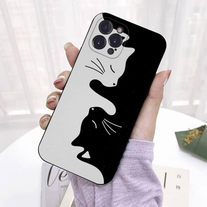 Coque iPhone 14 Plus noire et blanche avec dessin d'un chat noir et d'un chat blanc en interaction. - Wiqeo