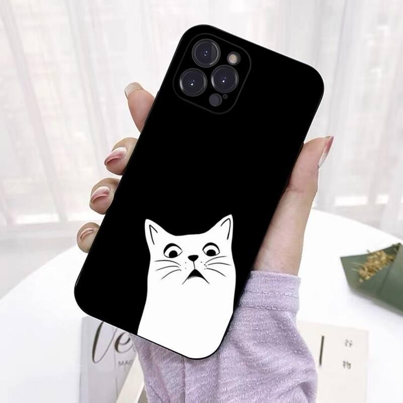 Coque iPhone 14 Plus noire avec dessin minimaliste d'un chat blanc aux grands yeux. - Wiqeo