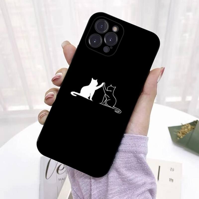 Coque noire pour iPhone 15 Plus avec dessin minimaliste de deux chats blancs face à face. - Wiqeo