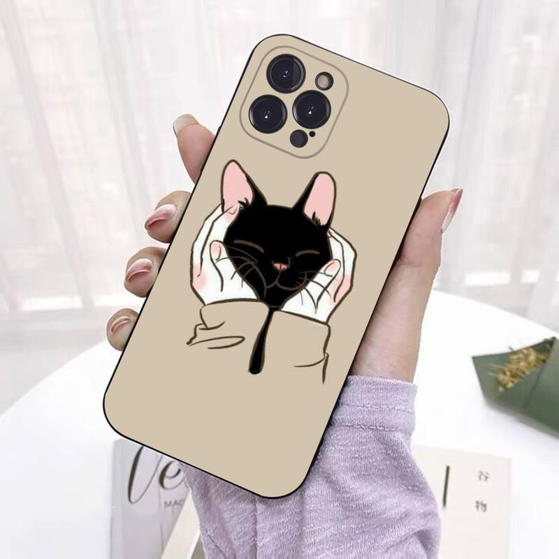 Coque beige pour iPhone 15 Plus avec dessin noir et blanc d'un chat portant un sweat à capuche. - Wiqeo