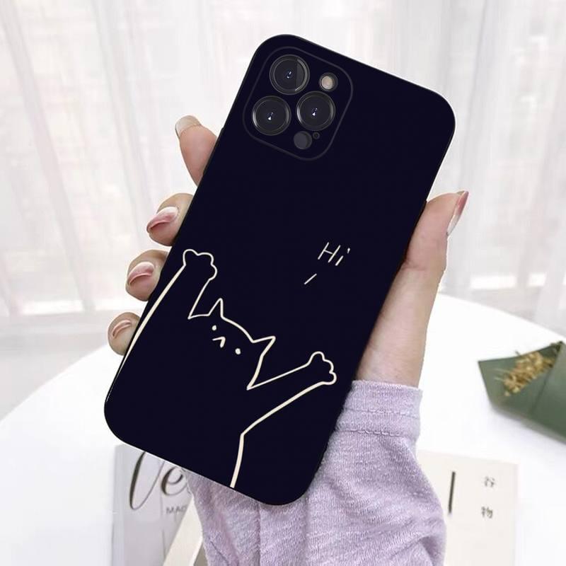 Coque noire iPhone 15 Plus avec dessin blanc de chat levant les pattes et texte "Hi!". - Wiqeo