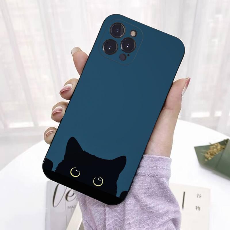 Coque bleu foncé pour iPhone 15 Plus avec dessin minimaliste de chat noir aux yeux jaunes. - Wiqeo