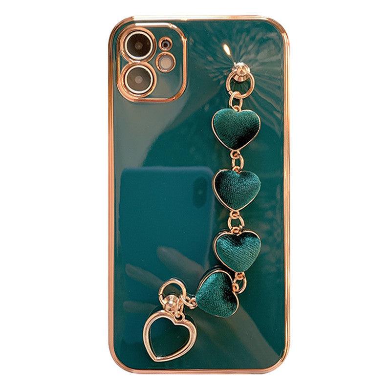 Coque iPhone 12 Pro vert foncé métal plaqué avec chaîne or et pendentifs cœurs verts. - Wiqeo