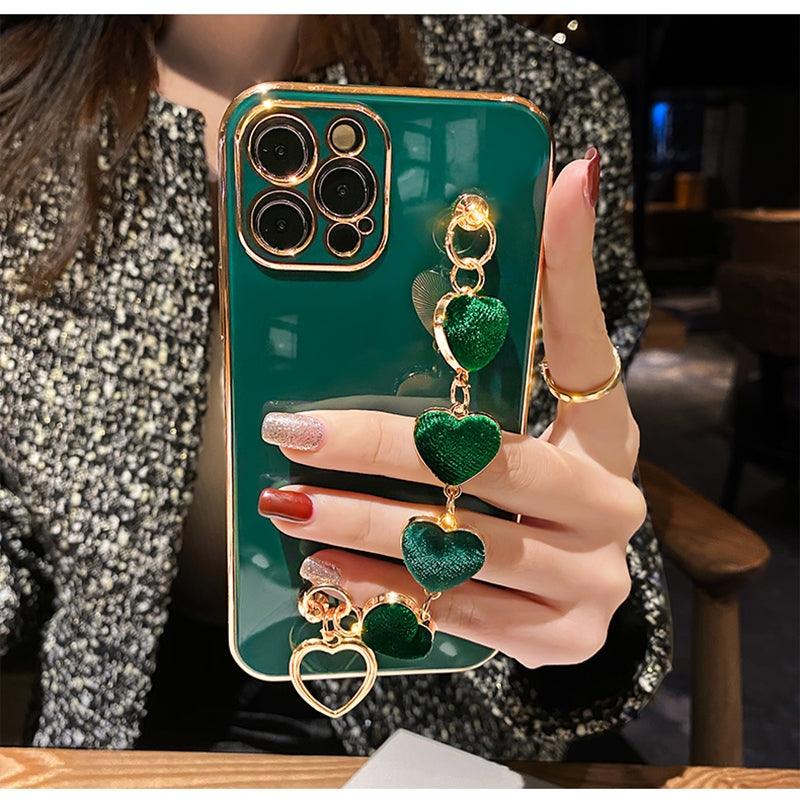 Coque vert foncé métallique iPhone 12 Pro avec chaîne dorée et pendentifs cœurs en velours vert. - Wiqeo