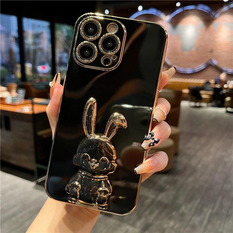 Coque iPhone 13 Pro Max noire avec lapin en relief et accents dorés brillants. - Wiqeo