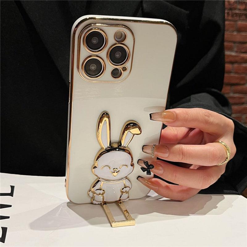 Coque iPhone 15 blanche avec lapin blanc 3D et accents dorés brillants. - Wiqeo