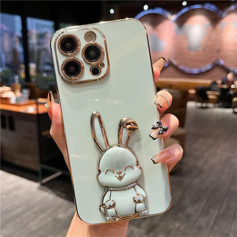Coque iPhone 15 crème avec lapin 3D et accents dorés brillants. - Wiqeo