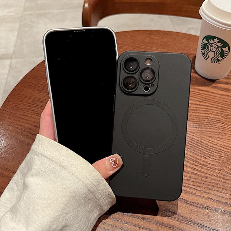 Coque MagSafe brossée noire pour iPhone 12 Pro avec finition mate et aimant circulaire visible au dos.