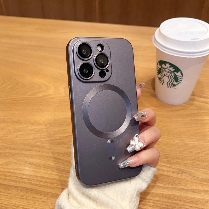 Coque brossée noire avec support MagSafe sur iPhone 14 Plus, main féminine et tasse Starbucks en arrière-plan.