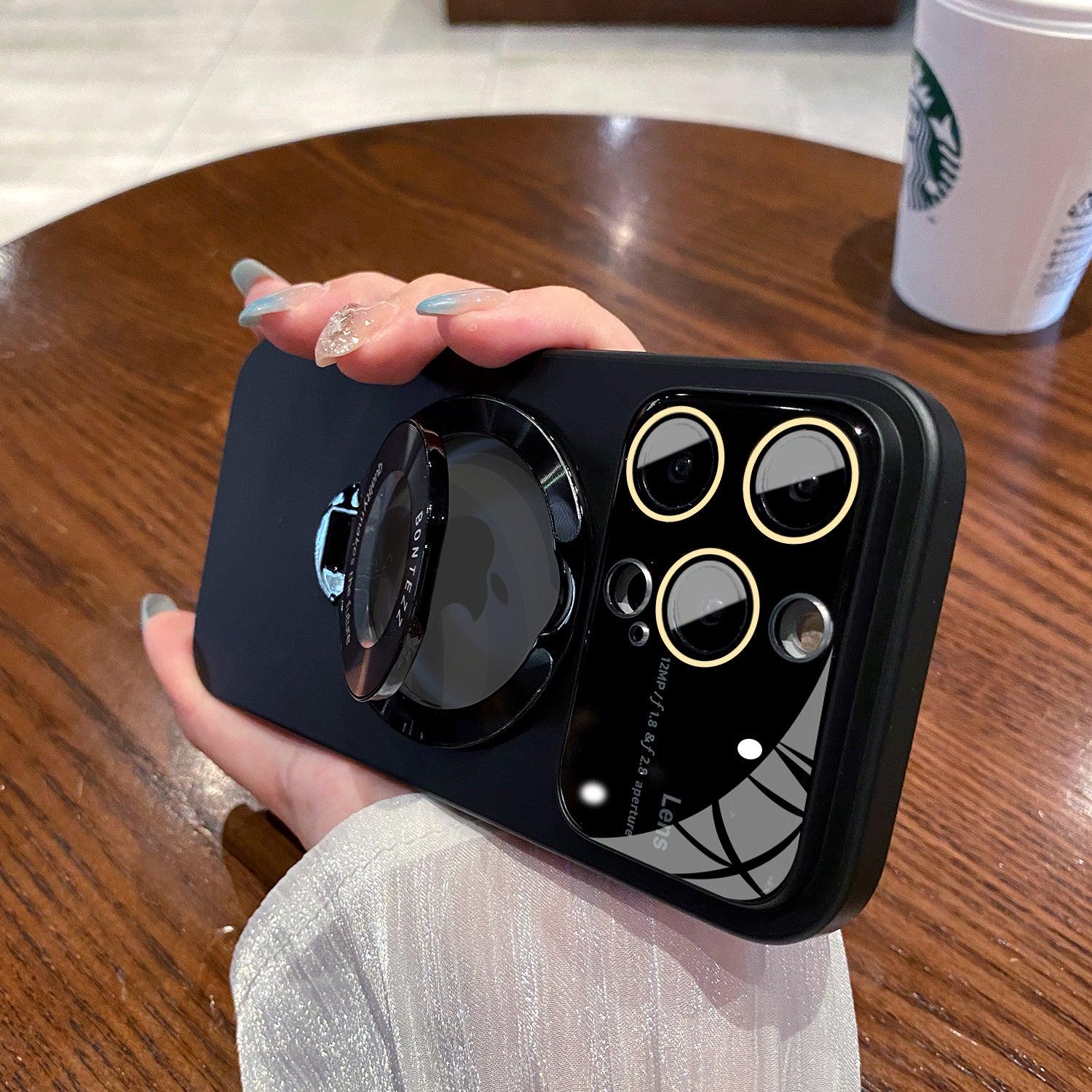 Coque noire Magsafe avec support rabattable fixé à un iPhone 13 Pro Max sur une main. - Wiqeo