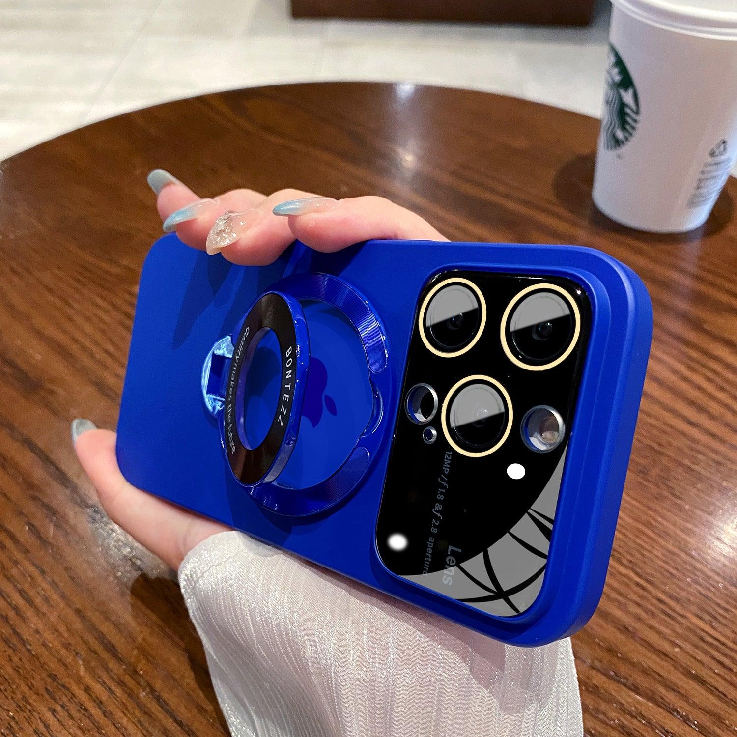 Coque MagSafe bleu cobalt avec support rabattable tenue à la main sur iPhone 15 Pro. - Wiqeo
