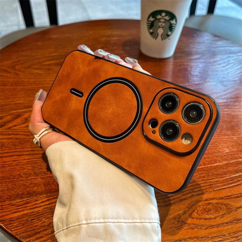 Coque MagSafe magnétique marron aspect cuir pour iPhone 12 Pro avec anneau noir visible autour de la caméra. - Wiqeo