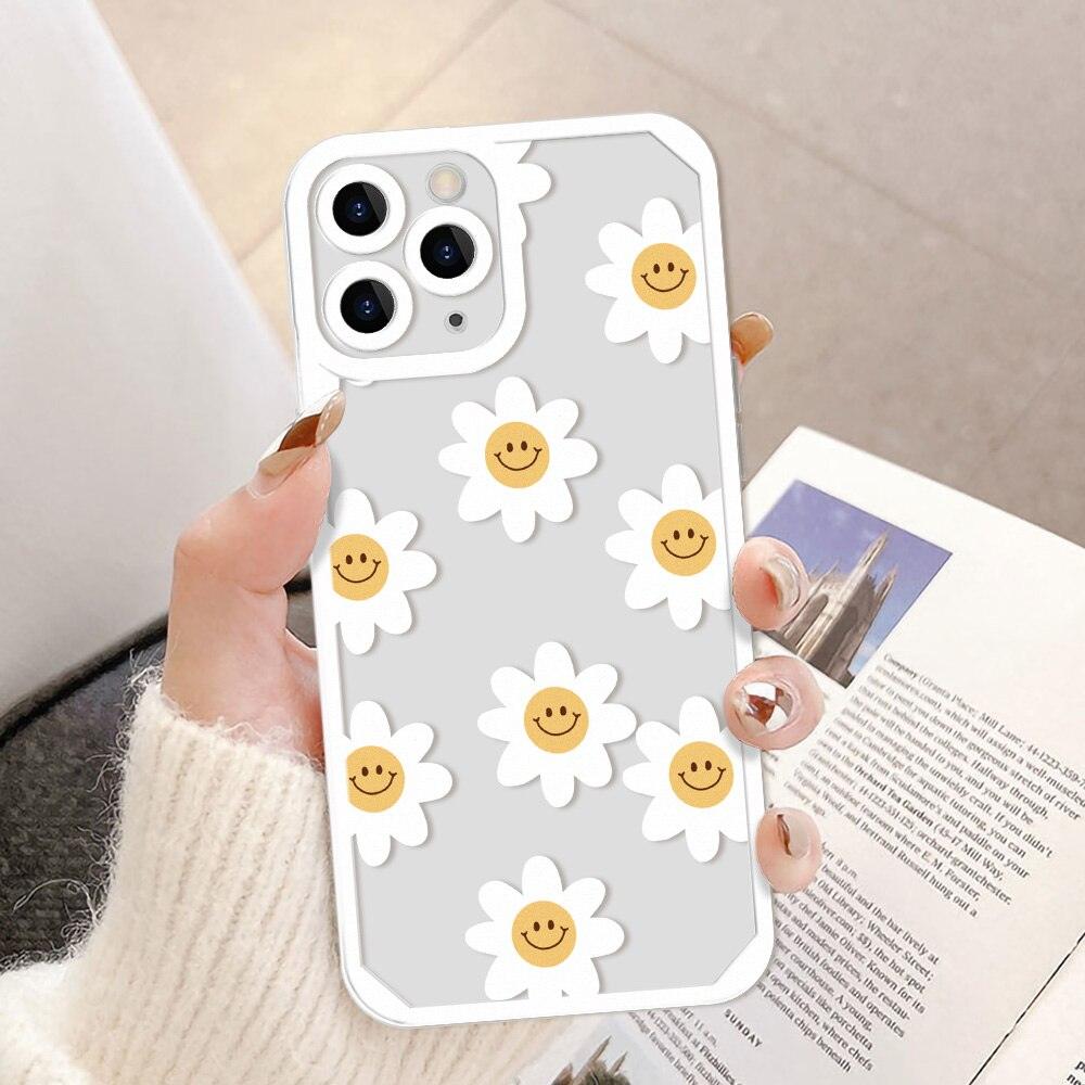 Coque iPhone 13 Pro Max grise avec motif de marguerites blanches souriantes et bordures blanches renforcées. - Wiqeo