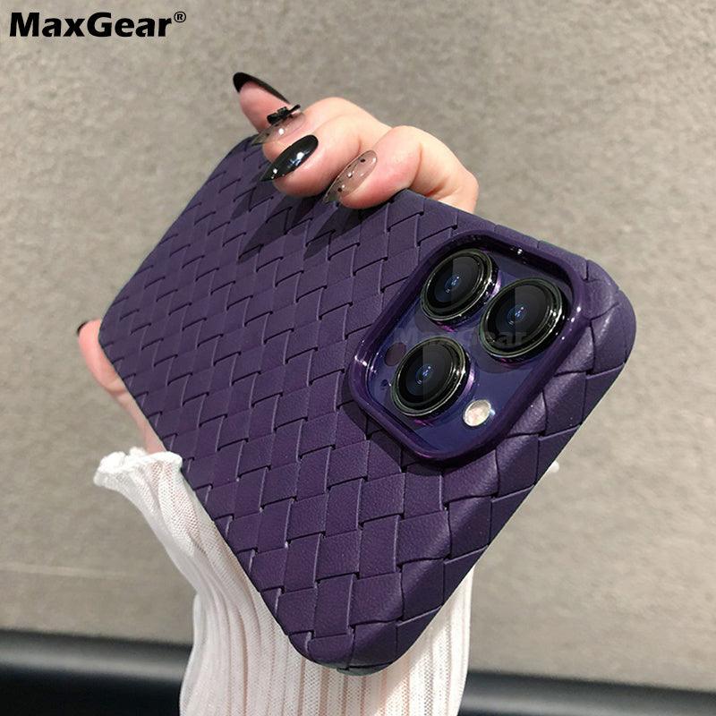 Coque iPhone 15 Pro Max violette au motif tissé texturé avec ouverture triple caméra. - Wiqeo