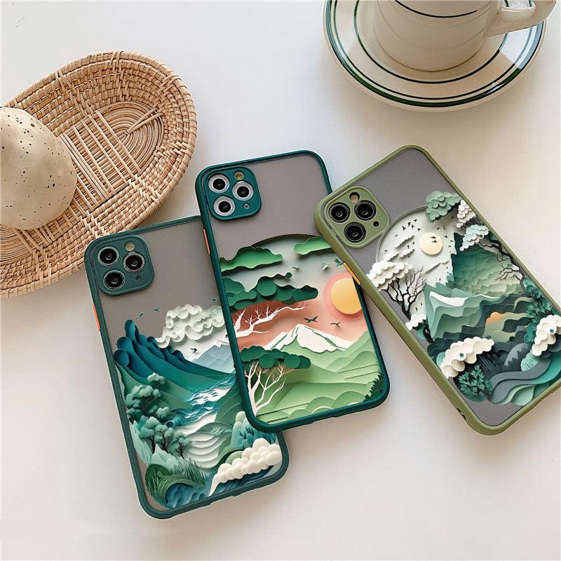 Coques iPhone 12 Pro avec designs paysages montagneux en relief aux teintes vertes et jaunes, détails nuages et soleil. - Wiqeo